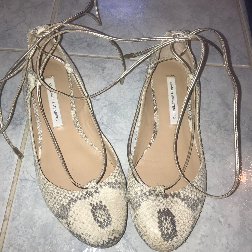 Diane Von Furstenberg snakeskin lace up flats sz 6